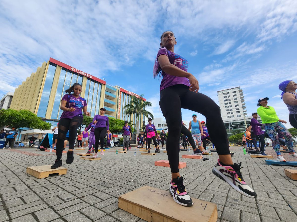manta_alcaldia's tweet photo. Nuestro #StepDay fue una jornada deportiva llena de aeróbicos, música y diversión, que permitió el disfrute de muchas familias mantenses.
Desde las 8 de la mañana en la Plaza Cívica, arrancamos llenos de energía. https://t.co/PRzK9XLPdC