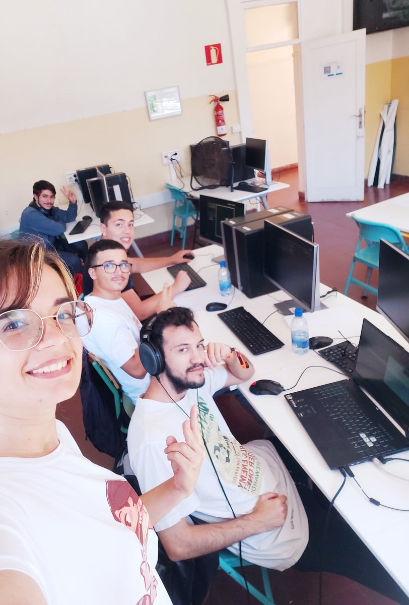 CiriaGlez's tweet photo. Y con esta foto del equipazo completo damos por terminado el primer día de la #GameJamElRincon2K23
¡A descansar! 🤫🤫
#Equipo06 https://t.co/xYgOHb2T2N