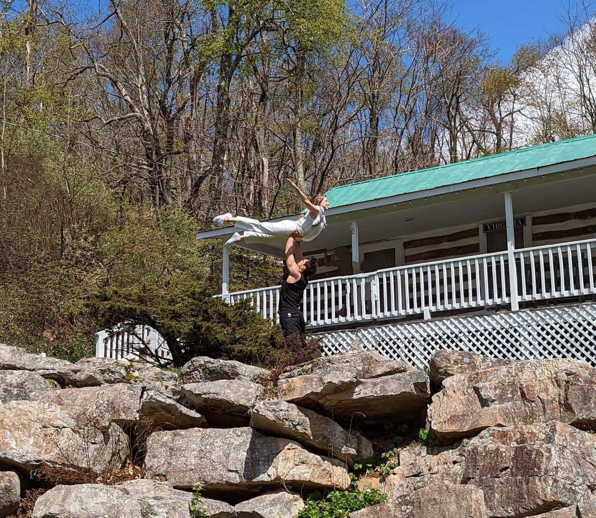 dmb_fanz's tweet photo. This couple actually did THE LIFT in front of Baby's cabin. ๐ #dirtydancingweekend https://t.co/KjasmHD4T0