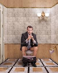 CHRISSLOLO's tweet image. En 2024 Macron saluera les joueurs depuis les chiottes du SDF

 #sifflets #FinaleCoupedeFrance