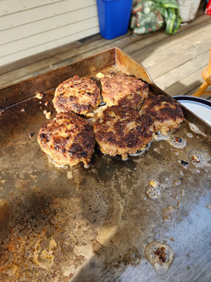Tylerisgreen1's tweet photo. Got some burgers going https://t.co/gXtkpbAdeX