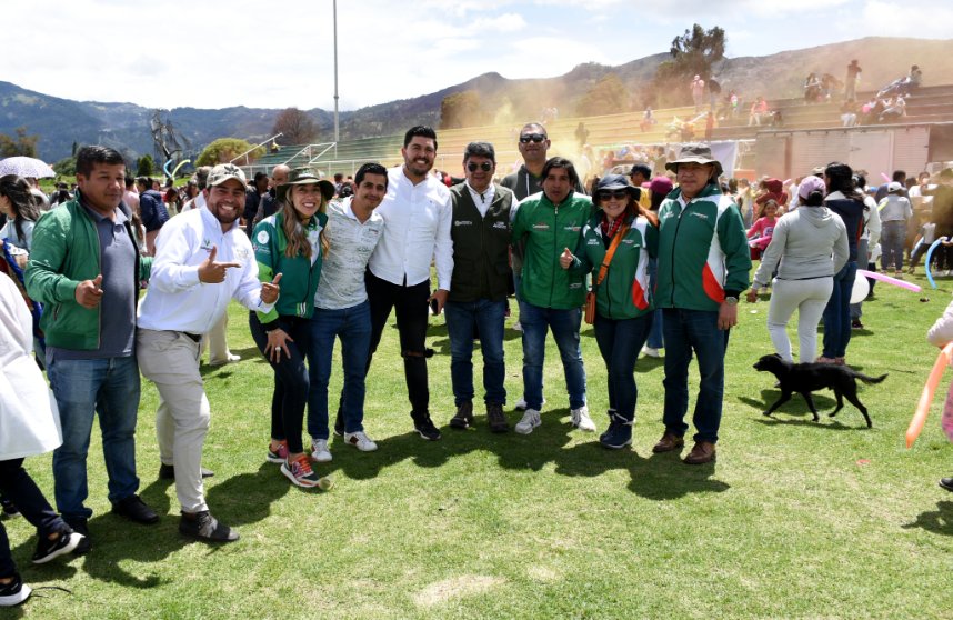 IndeportesBoy's tweet photo. #EnImágenes | En medio de sonrisas, baile y recreación, este sábado el gobernador de Boyacá, @RamiroBarraganA, junto a la gestora social @tatiana_riosc y el equipo de #Indeportes celebraron el #DíadelNiño en el municipio de #Samacá. https://t.co/4Ipt1x71kS