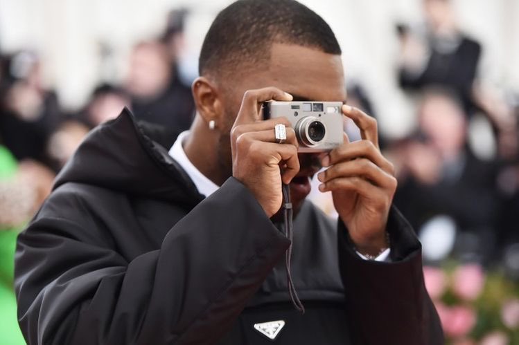 boymolish's tweet photo. Frank Ocean should just come to the Met Gala as a Photographer.

(Thread) of photos he took at the Met Gala 🧵📸 https://t.co/BBjcruRNLJ
