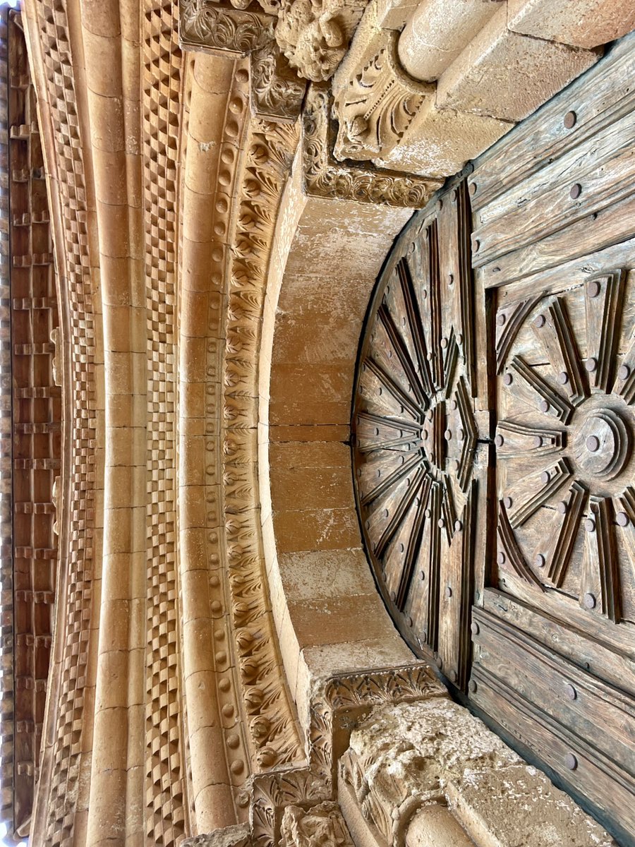 eborrajeros's tweet photo. Primera parada: Iglesia de San Juan Bautista, s.XII. En Moarves de Ojeda. Ese friso es inconfundible e inolvidable. https://t.co/cylsFLGx37