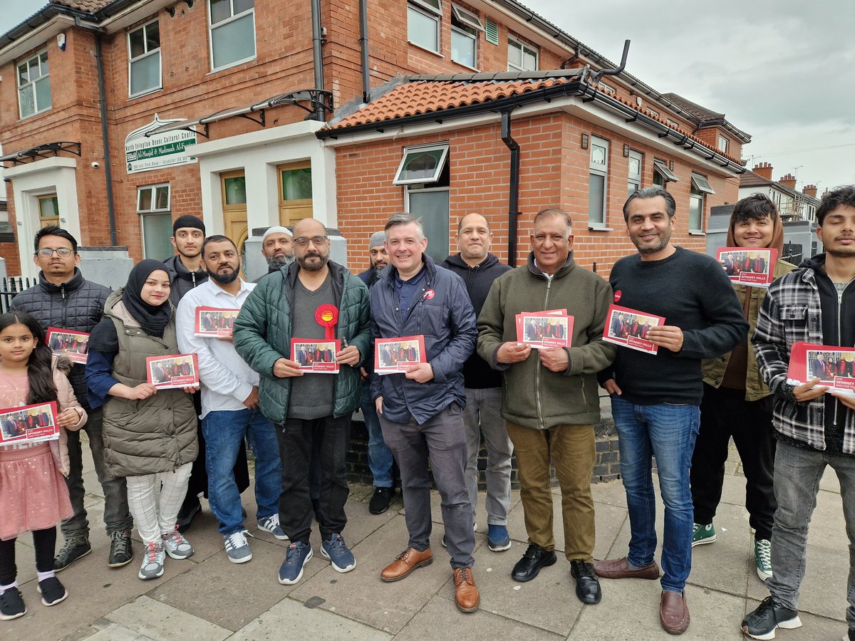 Another session #labourdoorstep with residents' strong support for Labour. Thanks to all our volunteers. #Localelections2023 <a href="/JonAshworth/">Jonathan Ashworth</a>