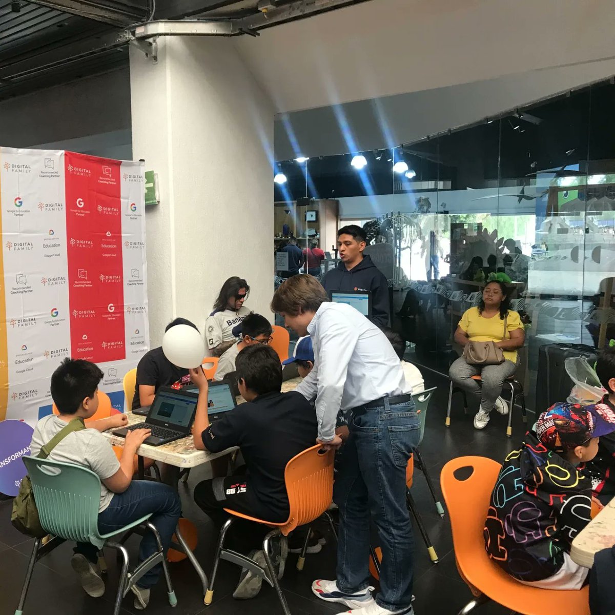 digitalfamilytw's tweet photo. ¡Jugando y aprendiendo en @UniversumMuseo! Hoy hemos pasado un día genial creando videojuegos, una forma divertida y motivadora de desarrollar en los niños y niñas, habilidades digitales esenciales para el futuro. #educacionSTEM https://t.co/UXP5G6WNPN