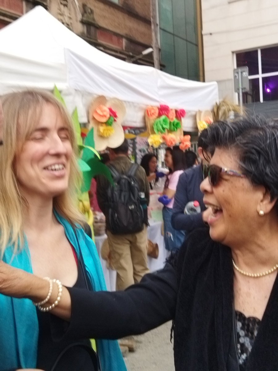 FemalismXx's tweet photo. Hem saludat l'actual President de #Kalipi i conegut la Pdta d'honor Macrina Alcedo amb qui la @_VictoriaAlsina sembla haver fet bones migues. #TornaTrias. https://t.co/v99yqtssAP