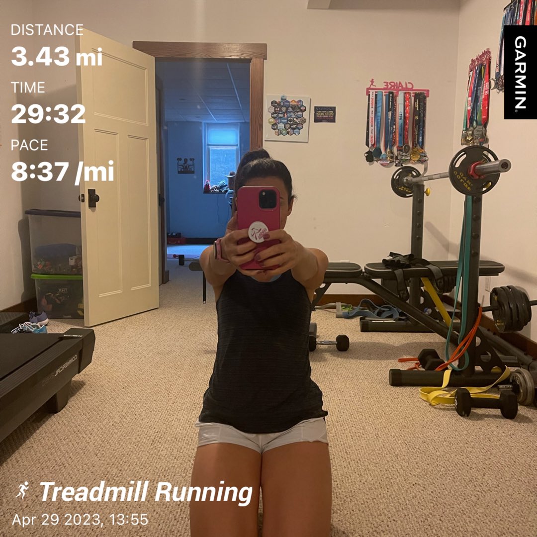 run_claire's tweet photo. Mother Nature forced me to stay active indoors today! NONSTOP RAIN since last night!! But I must have built up solid rage, killed it on the tread with some speed work 🏃🏻‍♀️🤙🏻 

#running #runchat #treadmillrunning #speekwork #intervalrunning #fitfam #fitness #SaturdayMotivation https://t.co/XieGY1CtKN