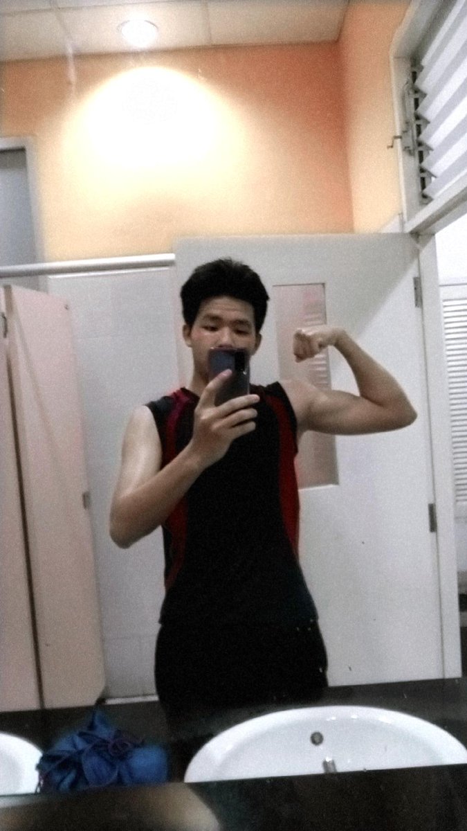 podamT_T's tweet photo. ต้องมีกล้ามโชว์กับเขาบ้าง.🩹 https://t.co/1W2A9yvi51