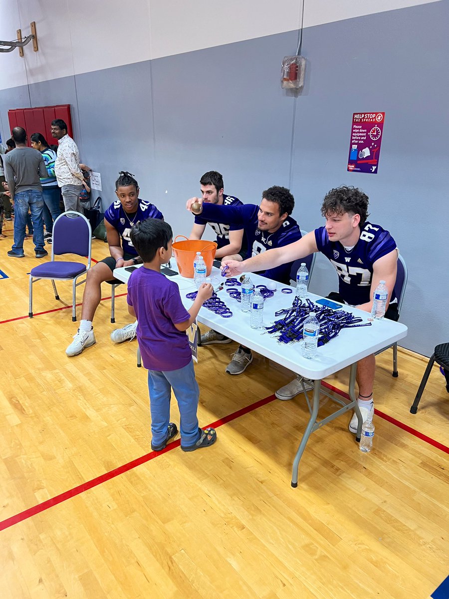 Awesome day of giving back!! 

@UW_Football x @YMCASeattle 

#HealthyKidsDay