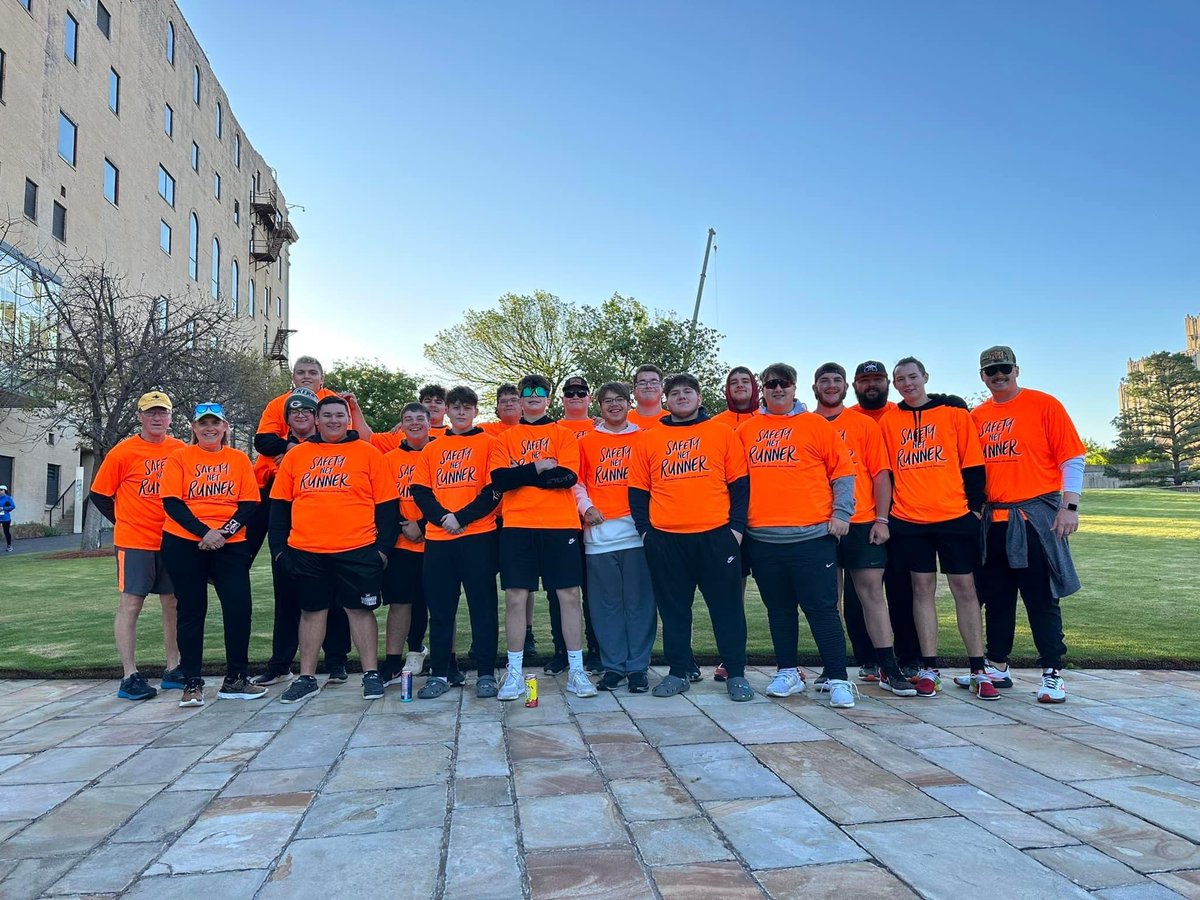 ChandlerRhodes's tweet photo. Mustang OL at the OKC Kids Marathon this morning. So proud of these guys for volunteering and making sure these kids stayed safe and had a great time! @1BroncoFootball @coachmac_ https://t.co/KkYmoZi7zf