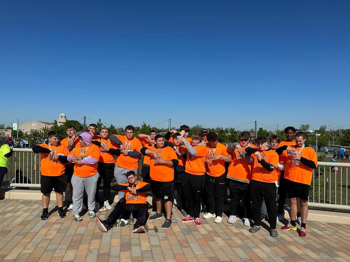 ChandlerRhodes's tweet photo. Mustang OL at the OKC Kids Marathon this morning. So proud of these guys for volunteering and making sure these kids stayed safe and had a great time! @1BroncoFootball @coachmac_ https://t.co/KkYmoZi7zf