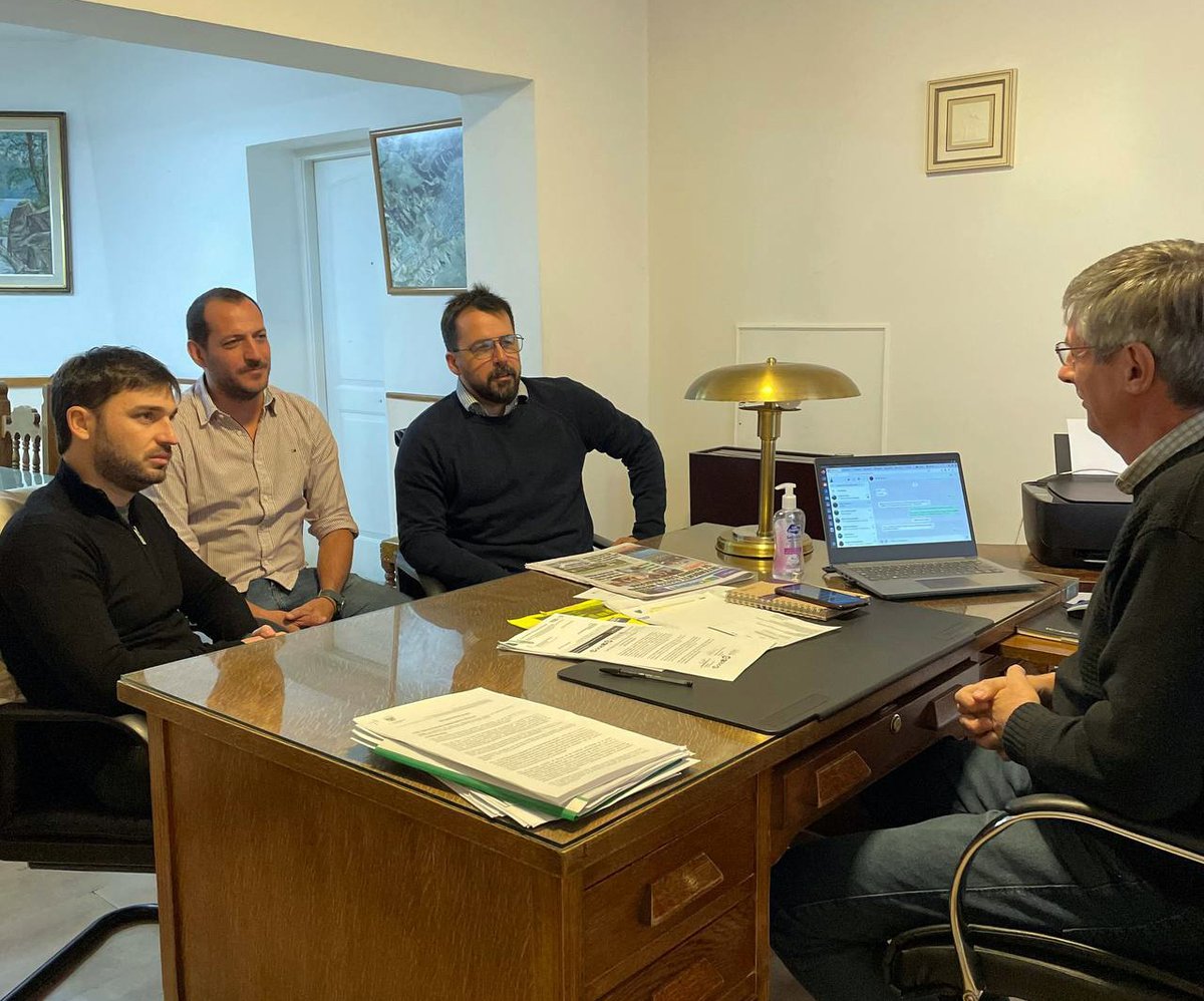 NachoTorresCH's tweet photo. TRABAJANDO JUNTOS POR ESQUEL 

Junto a @TaccettaMatias y @DanielHollmann5 nos reunimos con el intendente @sergioongarato para abordar distintos temas que preocupan a los esquelenses. Trabajamos juntos para que las obras inconclusas como el aeropuerto local tengan respuestas. https://t.co/fYxxJSp6yW