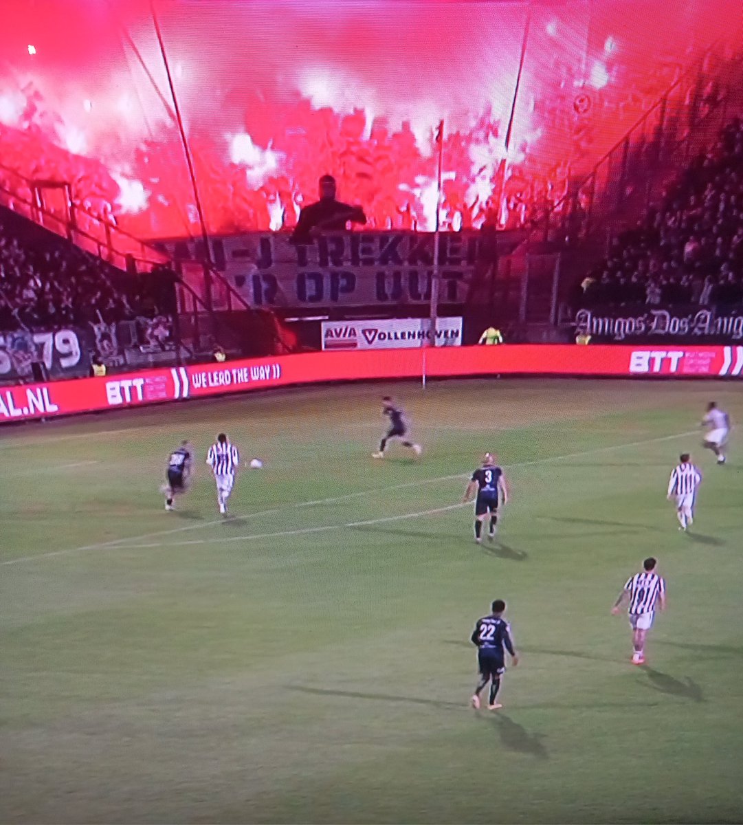 Petervdijken's tweet photo. De Graafschap 🔥 #wilgra #propyro https://t.co/pivPxpyv3H