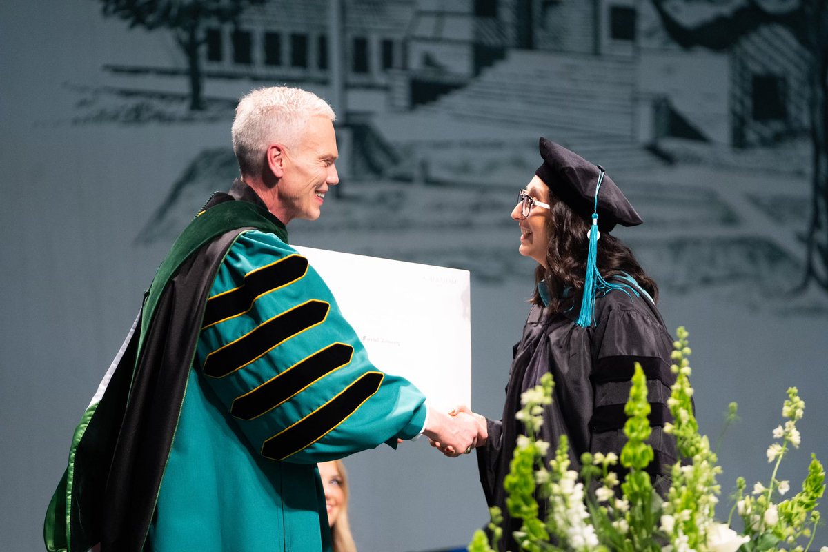 marshallu's tweet photo. Our graduates 🥹 We wish you could stay forever, but we can't wait to see the places you'll go 💚🎓 https://t.co/KcBgMfAnnA