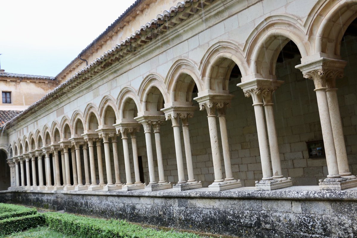 eborrajeros's tweet photo. Segunda parada: San Andrés del Arroyo, s.XII. Santibáñez de Ecla. Una pequeña comunidad de monjas bernardas, adelantan el Cielo, en esta Jerusalén Celestial que es el maravilloso claustro andresino. Císter. https://t.co/qSe1Z05oZc