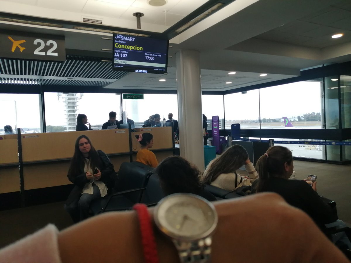 fjarabel's tweet photo. @VuelaJetSMART en la mañana no dejaron abordar un vuelo porque llegue 25 min antes y según ya tenian cerrado, reprograman con costos para mi para la tarde de hoy y ya son 16:40 y aun no abren el embarque para un vuelo de las 17:00, falta de respecto y criterios para sus clientes https://t.co/XkrzcMzdZr