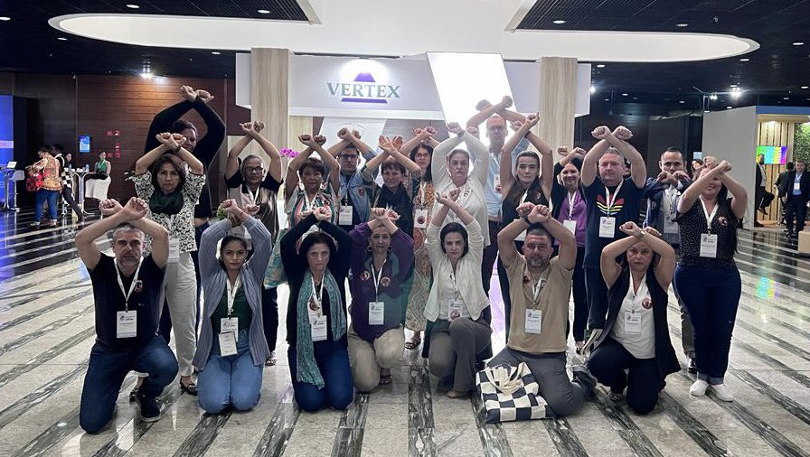 Today at the Brazilian Cystic Fibrosis Congress a protest was held at the <a href="/VertexPharma/">Vertex Pharmaceuticals</a> stand. Participants are demanding that they lower their prices and enable access to #Trikafta in Brazil and around the world. The global CF community is united and demand action now 👊💊🌎