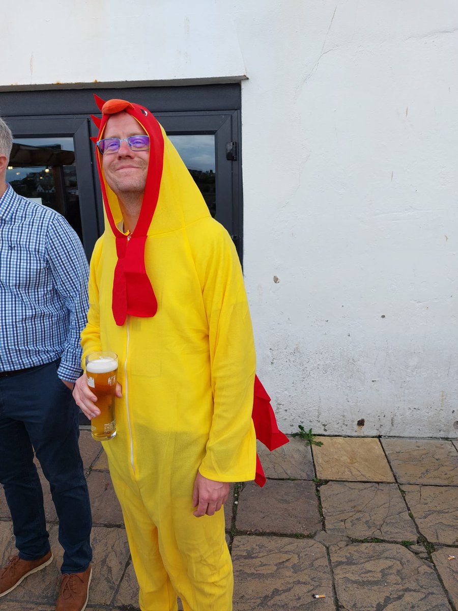 superbag's tweet image. Lost chicken. Last seen in the Fort Inn. Please return to the coop. Reward available #Newquay