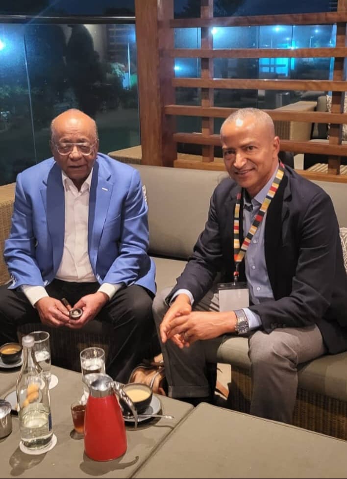 SalomonKalonda's tweet photo. 29/04/Nairobi
Entretien en tête-à-tête entre le Président @moise_katumbi &amp; #MoIbrahim.
Nulle part en Afrique la démocratie n'est impossible.
La #RDC n'est pas condamnée à avoir des dirigeants qui la tirent vers le bas.
Avec l'alternance &amp; une bonne gouvernance, tout est possible! https://t.co/EpVNLxMSEm