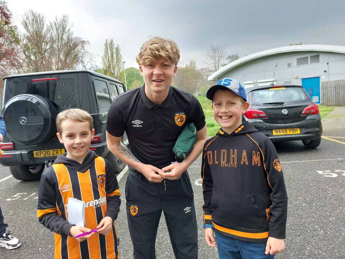 Carolin19906722's tweet photo. @HullCity @OfficialOAFC When my 9 year old twins meet a shared idol https://t.co/NFDFw5p9CU