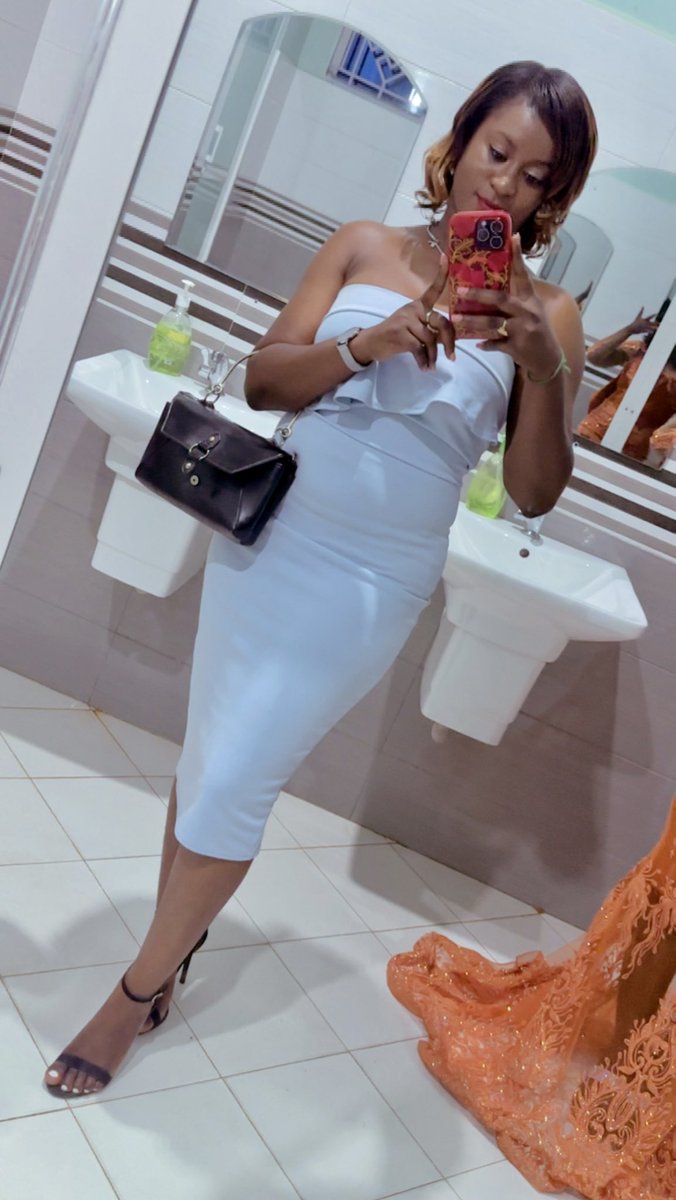 FatmahShokat's tweet image. Emma Weds Grace  💍🦋💙

Kahama kuna jambo 🔥

#TemporaryPost