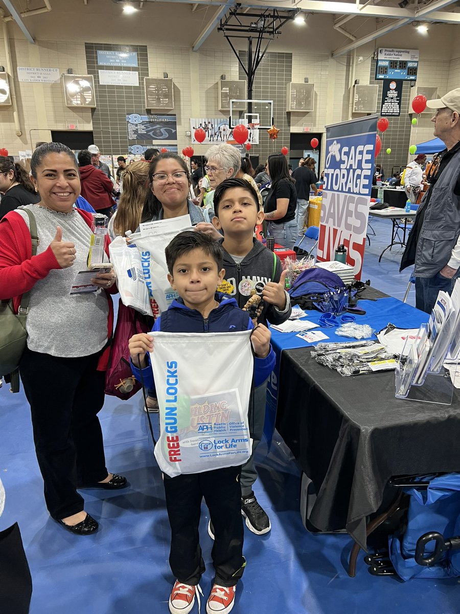 lockarmsforlife's tweet image. We had a great morning at @KidsFestATX!

We gave away more than 100 gun locks, shared tips on how to inquire about guns in people’s homes, &amp;amp; gave students a pledge of responsibility. 

#lockarmsforlife #keepemsafe #safegunstorage #gunsafety #atxlife #atxnonprofits