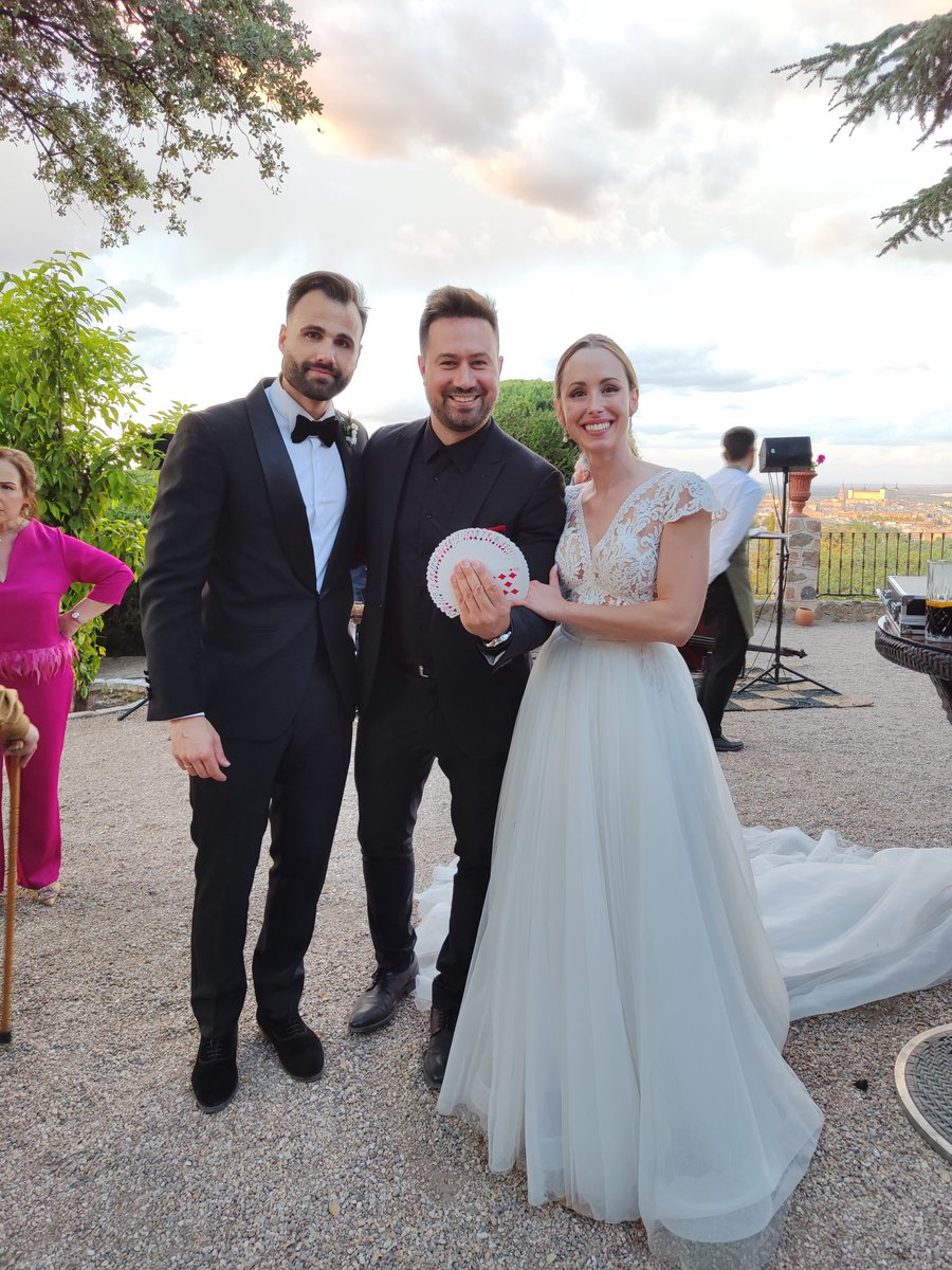 MagoRoncero's tweet photo. Muchas gracias a esta bonita pareja por contar conmigo para casarles y después hacer magia en el cocktail, que seáis muy felices 👏👏👏 vivan los novios! 
.
.
.
#magoroncero #boda #magiadecerca #bodas #oficiantedebodas #magia #magiaenbodas #mago #cigarraldelasmercedes https://t.co/caisnio42A
