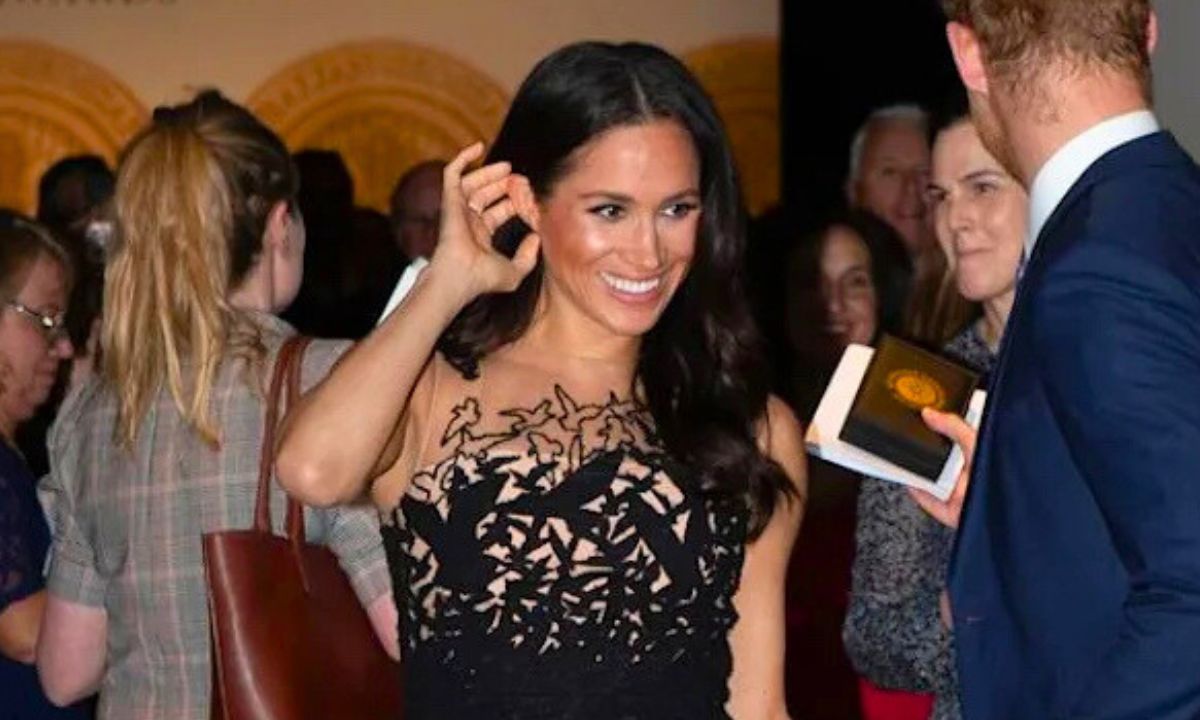 HelloCanada's tweet photo. "We love her and support her" – Oscar de la Renta's creative team share their thoughts on the Duchess of Sussex in a new interview with @hellofashion_uk 

https://t.co/RuK5juY5Xi https://t.co/Fh1h0ndvEc