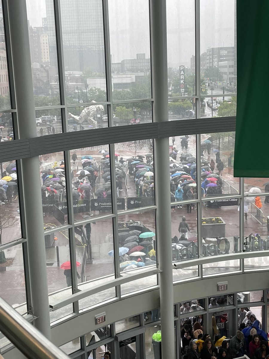 kayleeee's tweet photo. Prudential Center VIP line is a disaster! Staff is incredibly rude and aggressive for no reason. The line at 4:55 and look how many people are still outside! https://t.co/fsCGixn7Ph