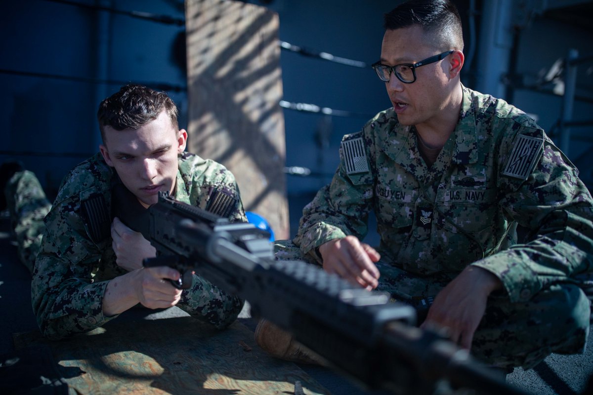 Getting to know you! 🎶 ⚓ 🇺🇸
#NavyReadiness #NavyPresence 

Gunner’s Mate 1st Class Morgan Nguyen teaches Mass Communication Specialist 3rd Class Austyn Riley how to operate an M240B light machine gun during a weapons familiarization training aboard #USSTripoli (LHA 7).