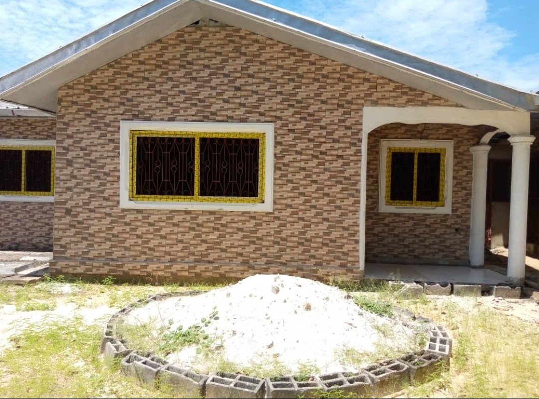 ImmoPonton's tweet photo. Parcelle à vendre située à Loandjili a #PointeNoire avec :
✅ une maison de 2chambres, salle à manger, cuisine deux salles de bains
✅ 1 chambre salon,  cuisine à l'extérieur.
Superficie 400m2 

Prix 50.000.000 négociable

Pour plus d'informations contactez nous au +242057199398 https://t.co/AoRJBD6SmB