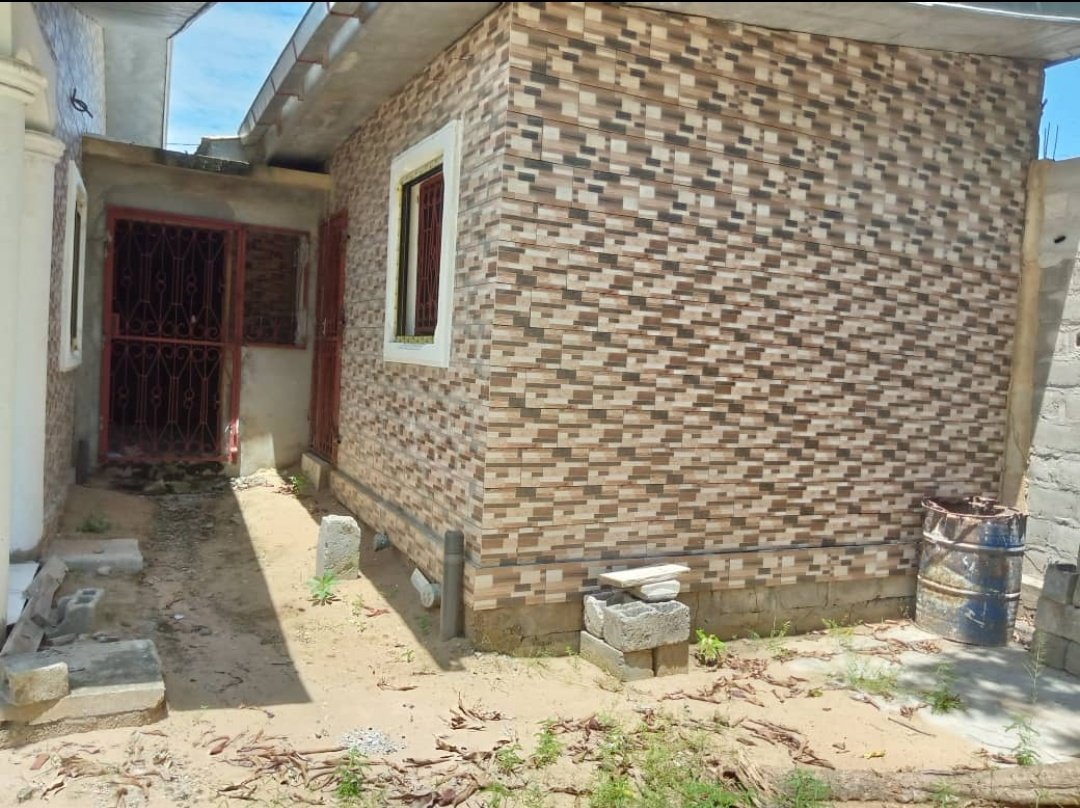 ImmoPonton's tweet photo. Parcelle à vendre située à Loandjili a #PointeNoire avec :
✅ une maison de 2chambres, salle à manger, cuisine deux salles de bains
✅ 1 chambre salon,  cuisine à l'extérieur.
Superficie 400m2 

Prix 50.000.000 négociable

Pour plus d'informations contactez nous au +242057199398 https://t.co/AoRJBD6SmB