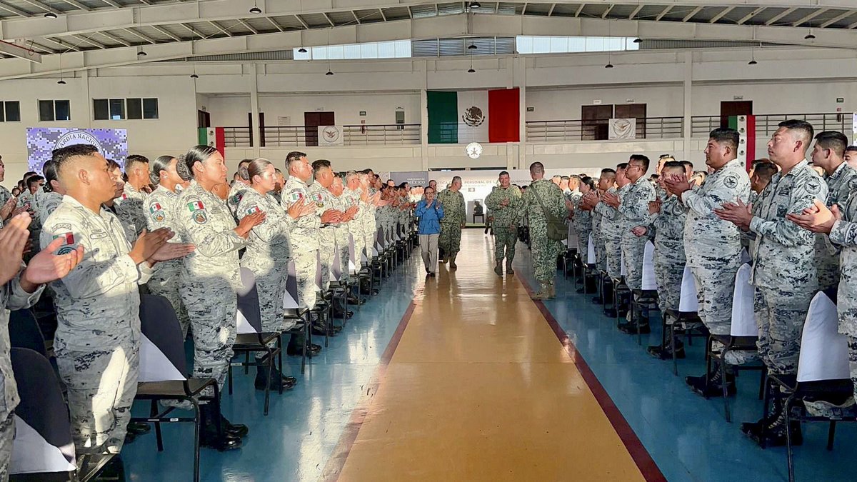 rosaicela_'s tweet photo. Con el general Luis Cresencio Sandoval y el comandante David Córdova platicamos con elementos de la @GN_MEXICO_ en #Sinaloa, para reiterarles que por instrucción del Presidente @lopezobrador_ seguirán teniendo todos los derechos laborales y prestaciones sociales. 🇲🇽 https://t.co/Nl1tQj34O2