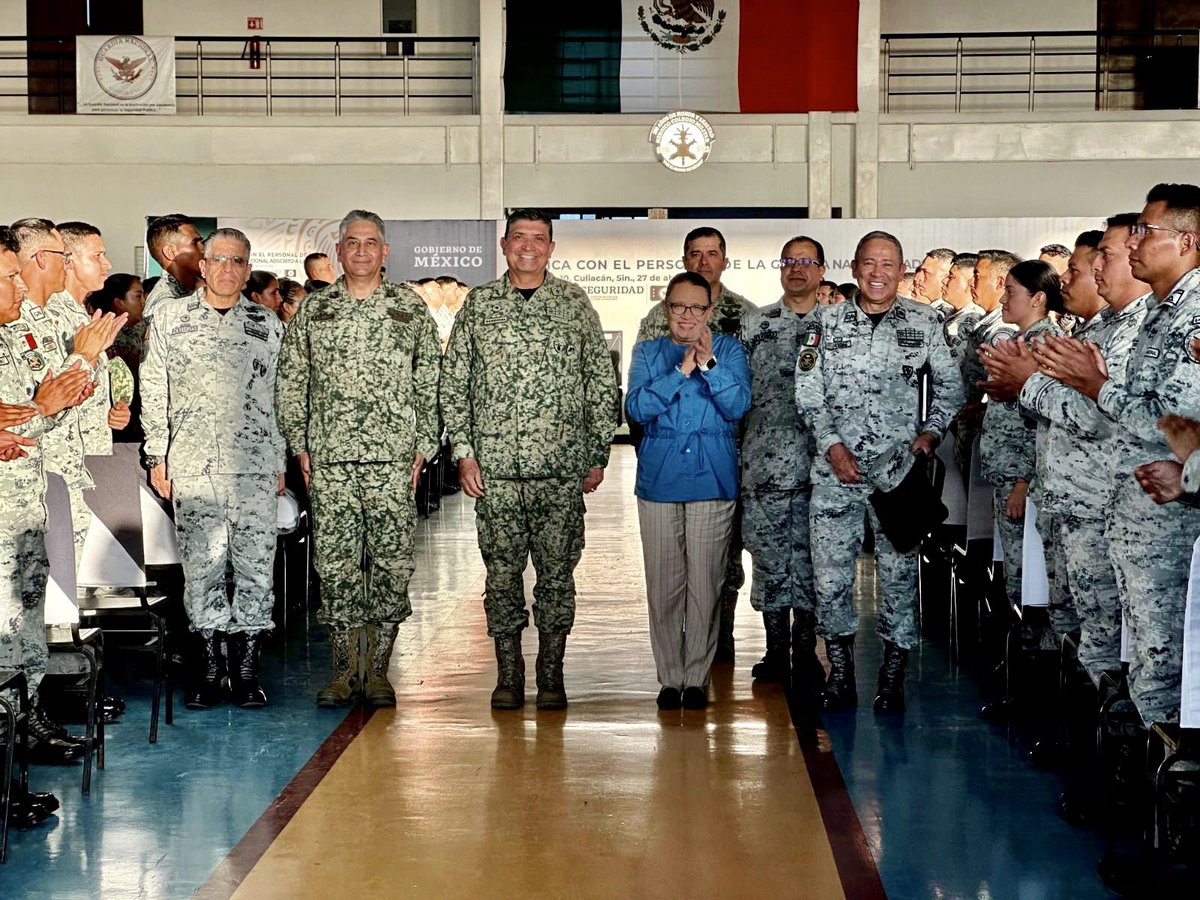 rosaicela_'s tweet photo. Con el general Luis Cresencio Sandoval y el comandante David Córdova platicamos con elementos de la @GN_MEXICO_ en #Sinaloa, para reiterarles que por instrucción del Presidente @lopezobrador_ seguirán teniendo todos los derechos laborales y prestaciones sociales. 🇲🇽 https://t.co/Nl1tQj34O2