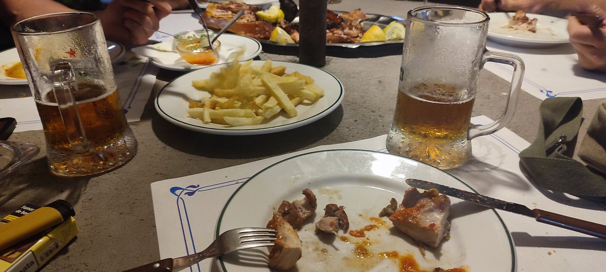 salzschnacker's tweet photo. Teneriffa ist, wenn Du ohne Bestellung von Salat einfach die Basics bekommst. Fleisch und Papas.  Hauptsache Knoblauch. 

#7Islas #LaGuancha #SalatistKEINEBeilage #Teneriffa https://t.co/GW8uJIk3eQ