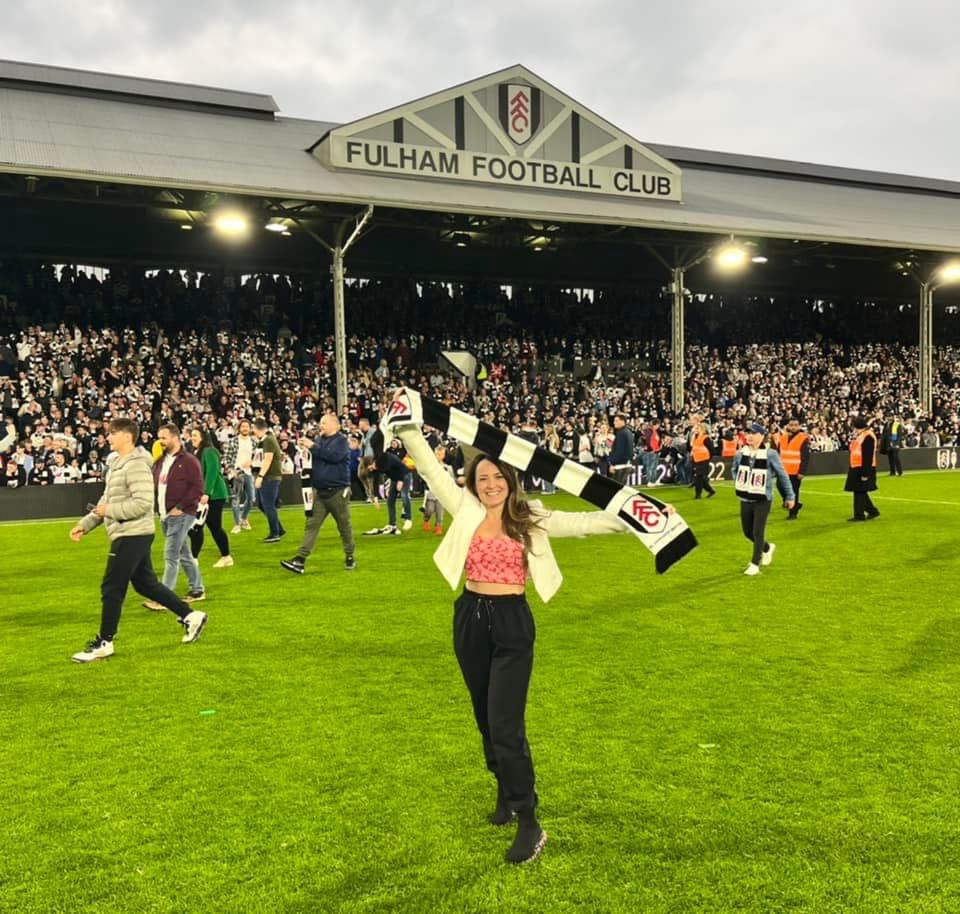 FulhamFC's tweet image. RIP Lisa Hughes. 🤍

Fans are invited to take part in a round of applause when the clock hits 46 minutes in the second half of today's game, to remember a much-loved member of the Fulham family.