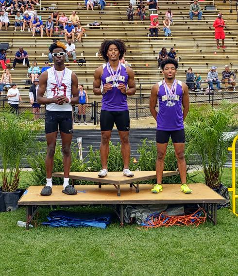 DeshlerTrack's tweet photo. Dee Newsome @Dee2Newsome takes 2nd place in the Boys 200 Meter Run with a time of 22.86s. #StateBound #DeshlerFast https://t.co/7y349z4Jni
