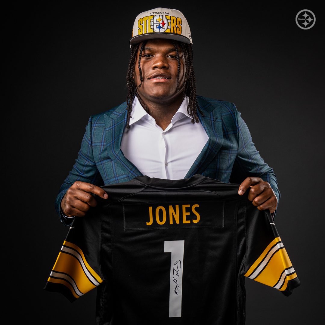 steelers's tweet photo. Our #️⃣1️⃣ pick signed a #️⃣1️⃣ jersey.

RT for your chance to win!