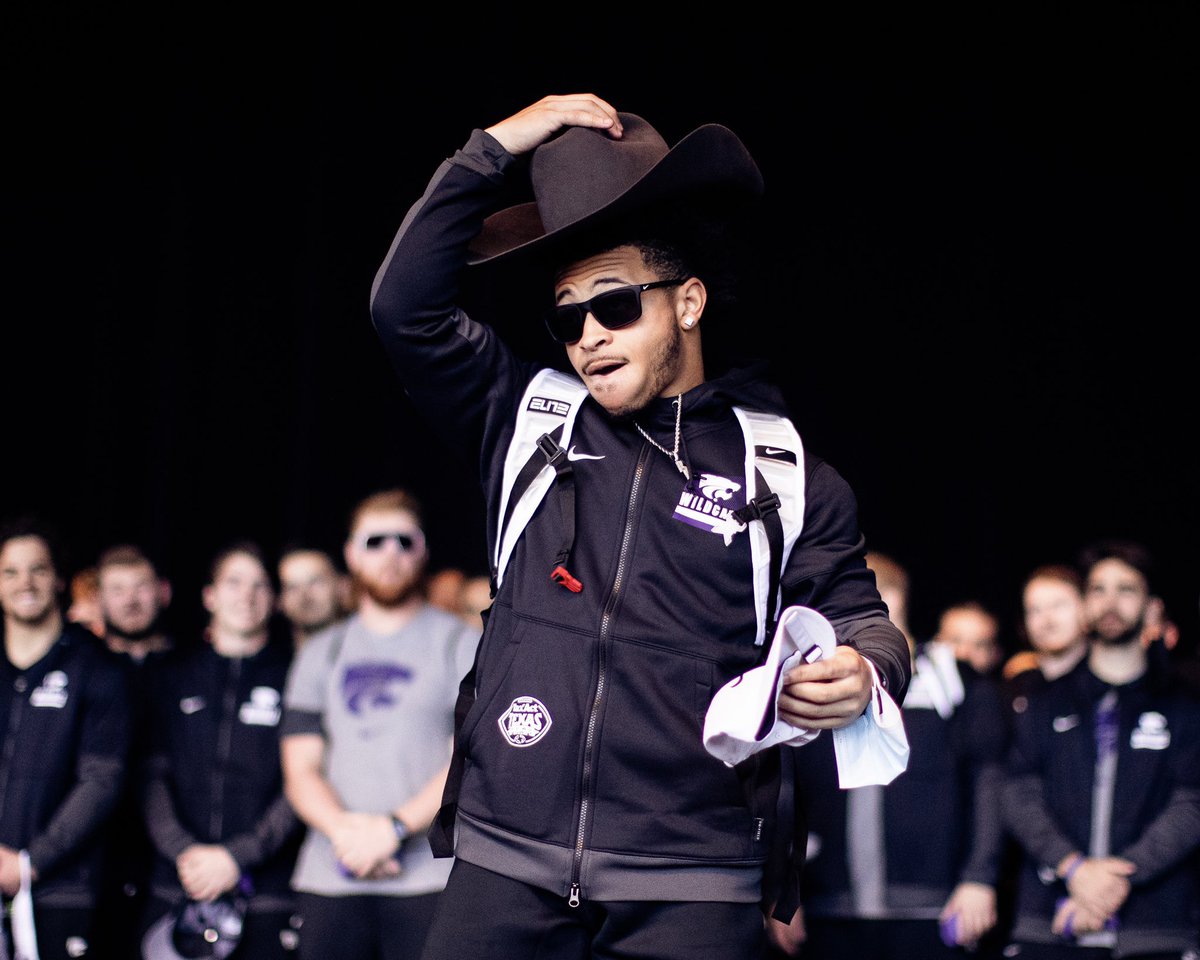 BarstoolKState's tweet photo. IT WAS FORESHADOWED.

DEUCE TO DALLAS🤩 https://t.co/OD5kb8l8tF