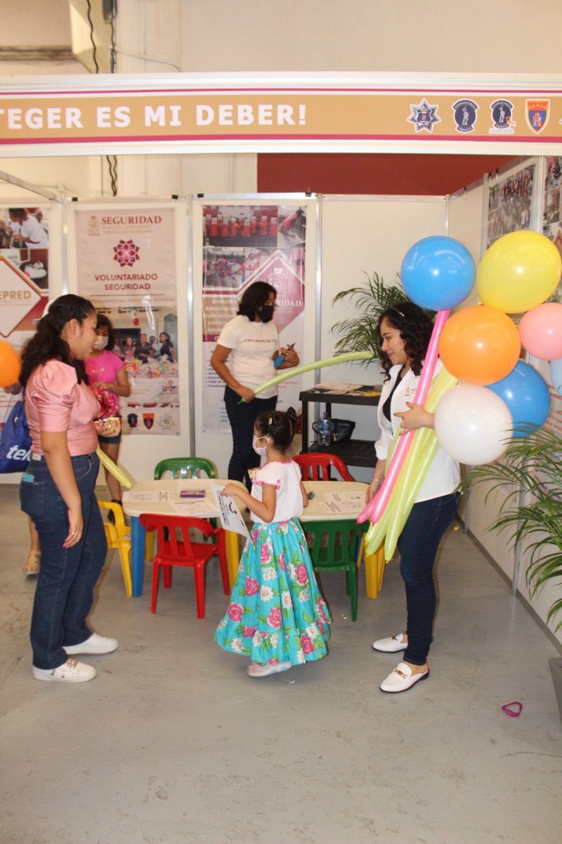 SSPCTabasco's tweet image. 🌺En el segundo día de la #FeriaTabasco2023, la #SSPCTabasco mantiene recorridos a pie, patrullajes y seguridad vial en el #ParqueTabasco 

🎡En nuestro Stand ubicado en la Nave 1, personal de la Unidad de Vinculación y Comunicación Social realiza actividades lúdicas con niños.