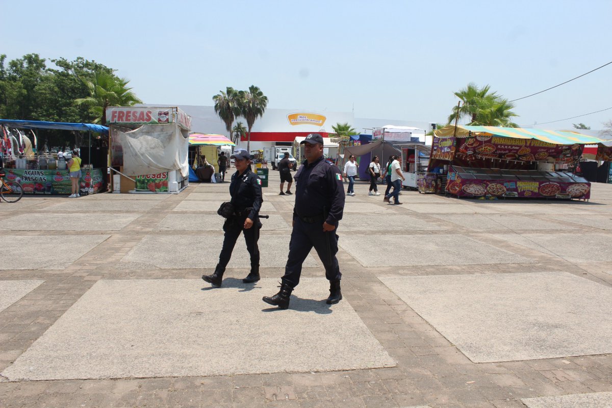 SSPCTabasco's tweet image. 🌺En el segundo día de la #FeriaTabasco2023, la #SSPCTabasco mantiene recorridos a pie, patrullajes y seguridad vial en el #ParqueTabasco 

🎡En nuestro Stand ubicado en la Nave 1, personal de la Unidad de Vinculación y Comunicación Social realiza actividades lúdicas con niños.