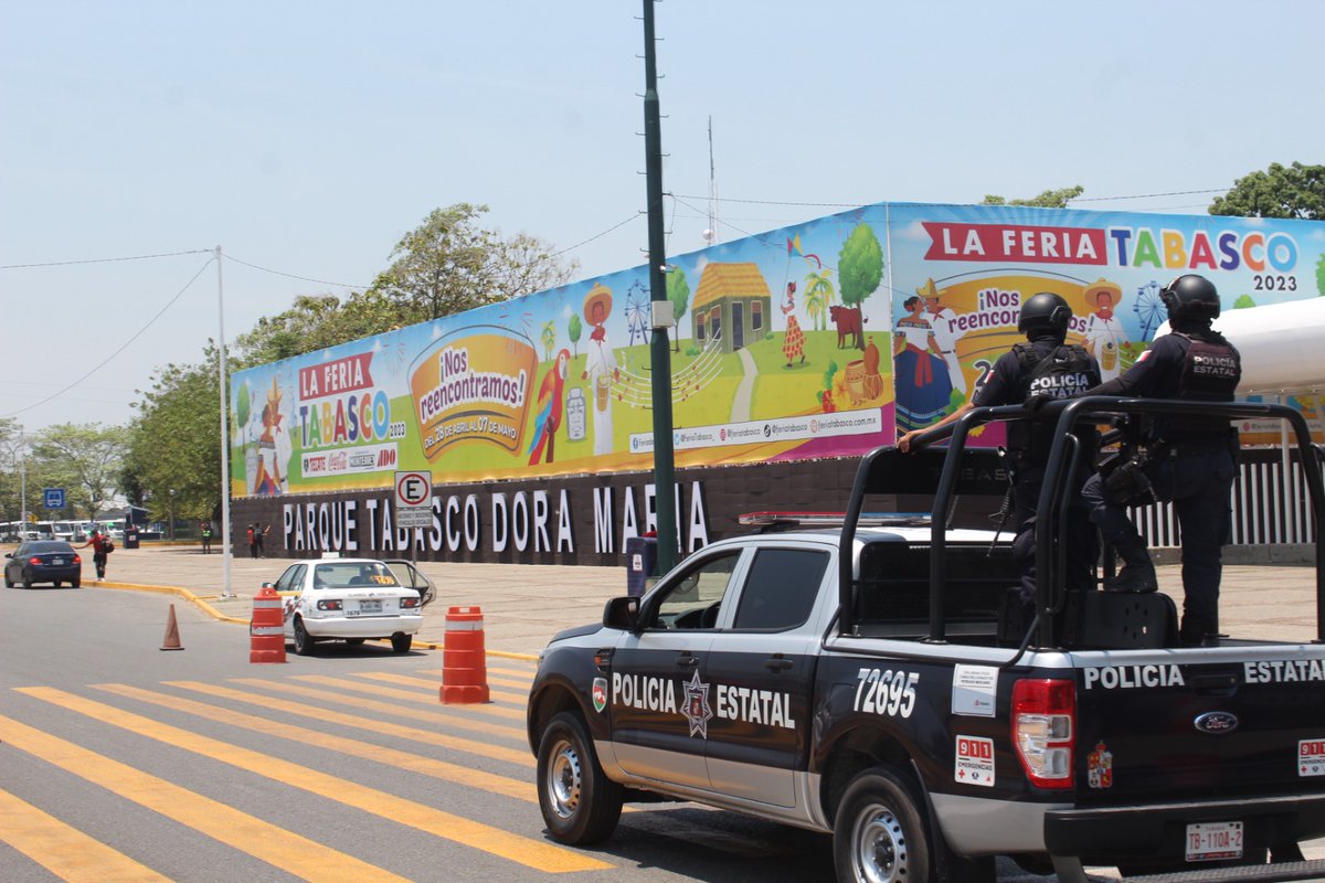 SSPCTabasco's tweet image. 🌺En el segundo día de la #FeriaTabasco2023, la #SSPCTabasco mantiene recorridos a pie, patrullajes y seguridad vial en el #ParqueTabasco 

🎡En nuestro Stand ubicado en la Nave 1, personal de la Unidad de Vinculación y Comunicación Social realiza actividades lúdicas con niños.