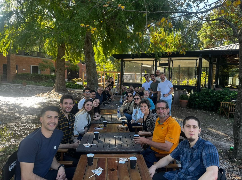 germanfermo's tweet photo. Asadito en campus de Victoria con nuestros alumnos de la Maestrea en Finanzas en un esplendido día de sol en San Andrés.👇 https://t.co/BYBFN618Km