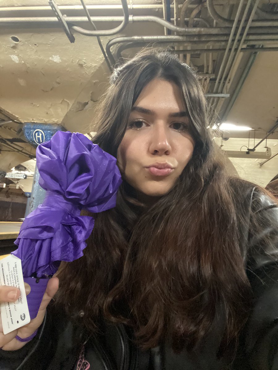 awakecut's tweet photo. deu tudo errado n consegui ir mais cedo pra comprar uma camiseta e army bomb mas comprei um guarda chuva roxo (q vou ter q jogar fora p entrar provavelmente) !! https://t.co/R6OEN9v4KM