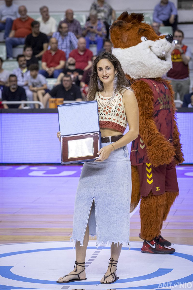 UCAMMurcia's tweet photo. ♥️ La jugadora del UCAM Murcia URDECON, Ángela García Hilla, anuncia su retirada. Gracias CAPITANA por estas 5 temporadas.

🦸‍♂️ #TiempoDeHéroes https://t.co/PaQY4WivNi