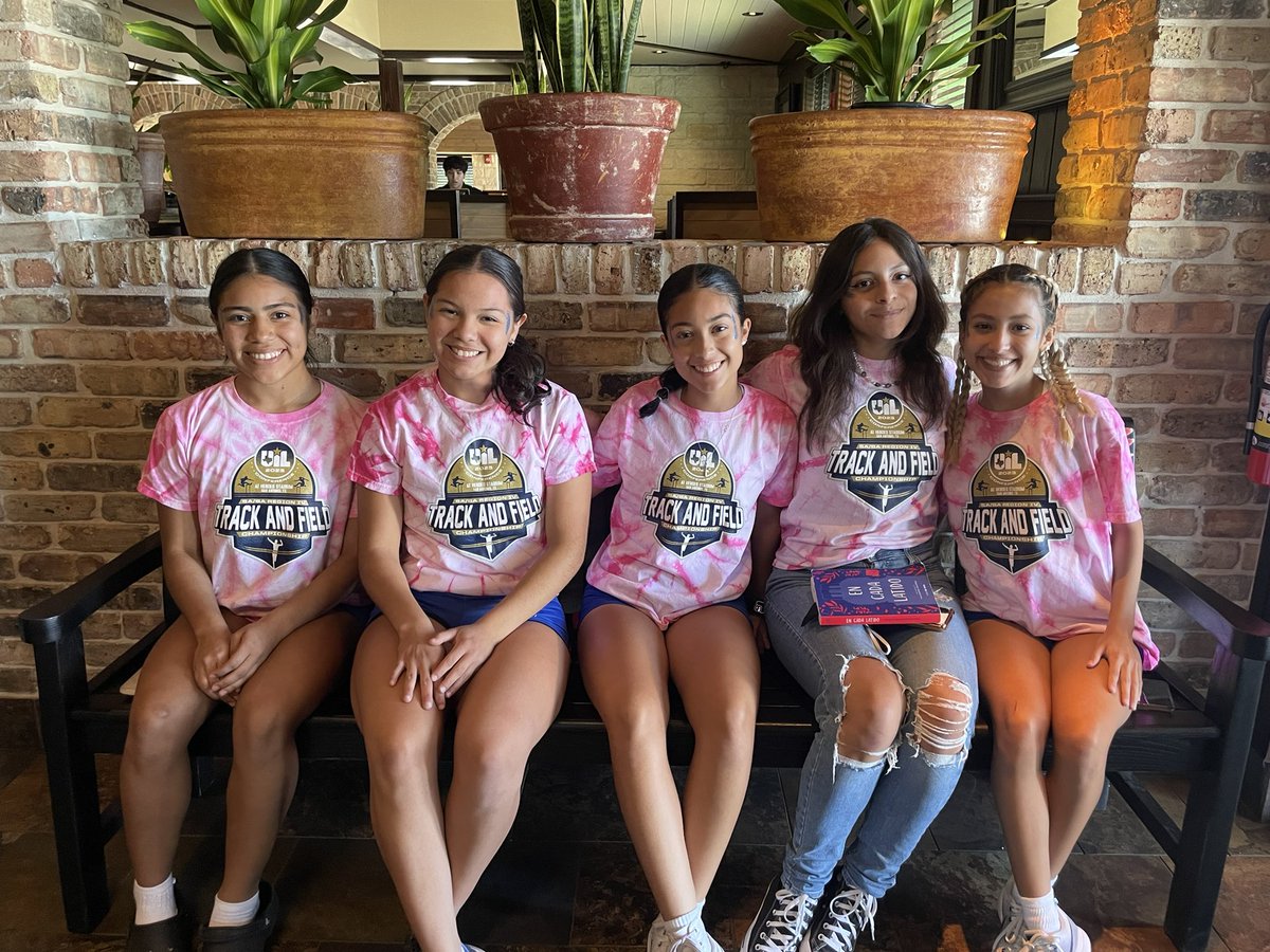 Fast_Fearless's tweet photo. Our season comes to an end today at the Region IV 5A meet. 

Emily Loredo finished 4th in the 100m and 3rd in the 200m 

Our 4x200 finished 7th - Izhar Quintero, Lexy Lara, Samantha Solis, Nelly Macias 

Our 4x1 finished 12th - Izhar Quintero, Lexy Lara, Samantha Solis, Sherlyn G https://t.co/fBABXMoa5Y