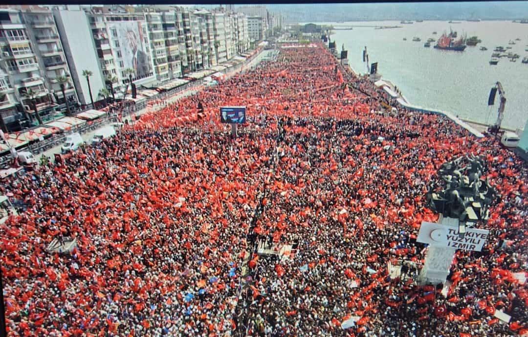 sarahArdogn's tweet image. #تركيا منظر يجيب الضغط والسكر لقوى الغرب ومن يدور في فلكهم.. 
حشود ضخمة جدا وتاريخية لايسبق أن حققها #اردوغان  في ولاية #إزمير التركية التي تعد أكبر معقل للمعارضة.

السلطان قادم أكثر قوة وعنفوان.. 2023 ميلاد جديد لتركيا لدخولها العصر الذهبي 💪