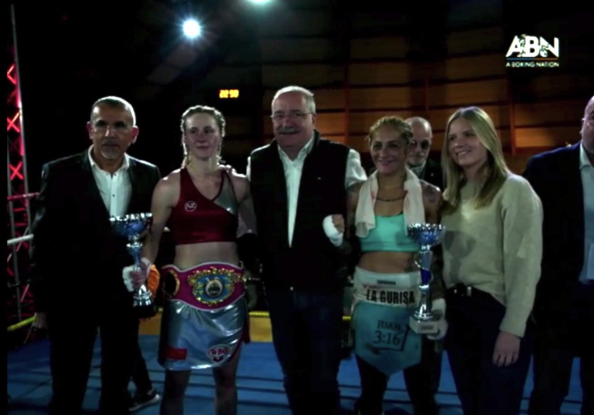 TimBoxeo's tweet photo. It's a masterclass from Segolene Lefebvre (17-0) who dominates champion Debora Anahi Dionicius (35-5) over 10 rounds in Douai, France 🇫🇷 taking back her WBO super bantamweight title.  Official scores 97-93 x3 https://t.co/WlUycXOpgC