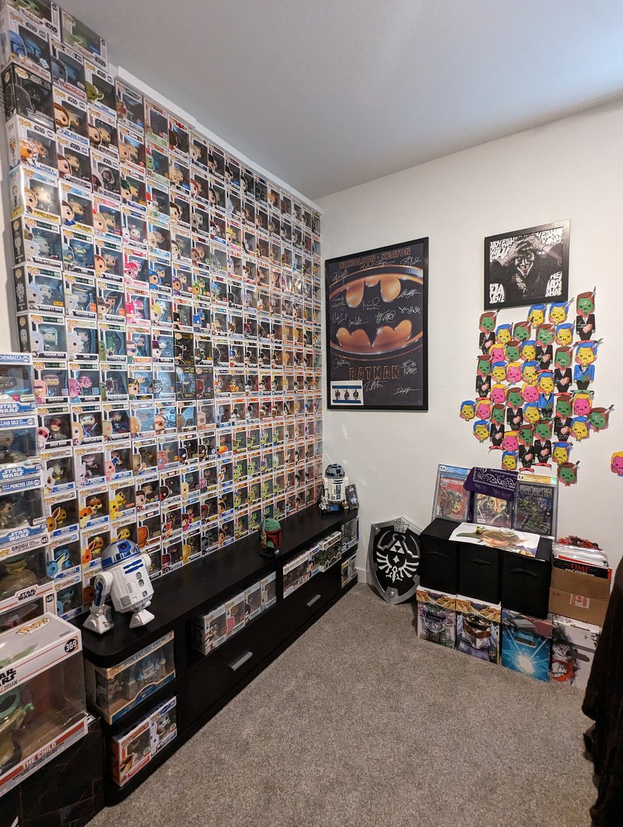 Swagd0s's tweet photo. The office is coming along nicely!!! Now we are moving on to lightning, sound proofing, and getting rid of this god awful plastic chair! #setuppic #collection #Funko #funkatic #swagvision #gamerroom #collector https://t.co/RGvliOoKAE